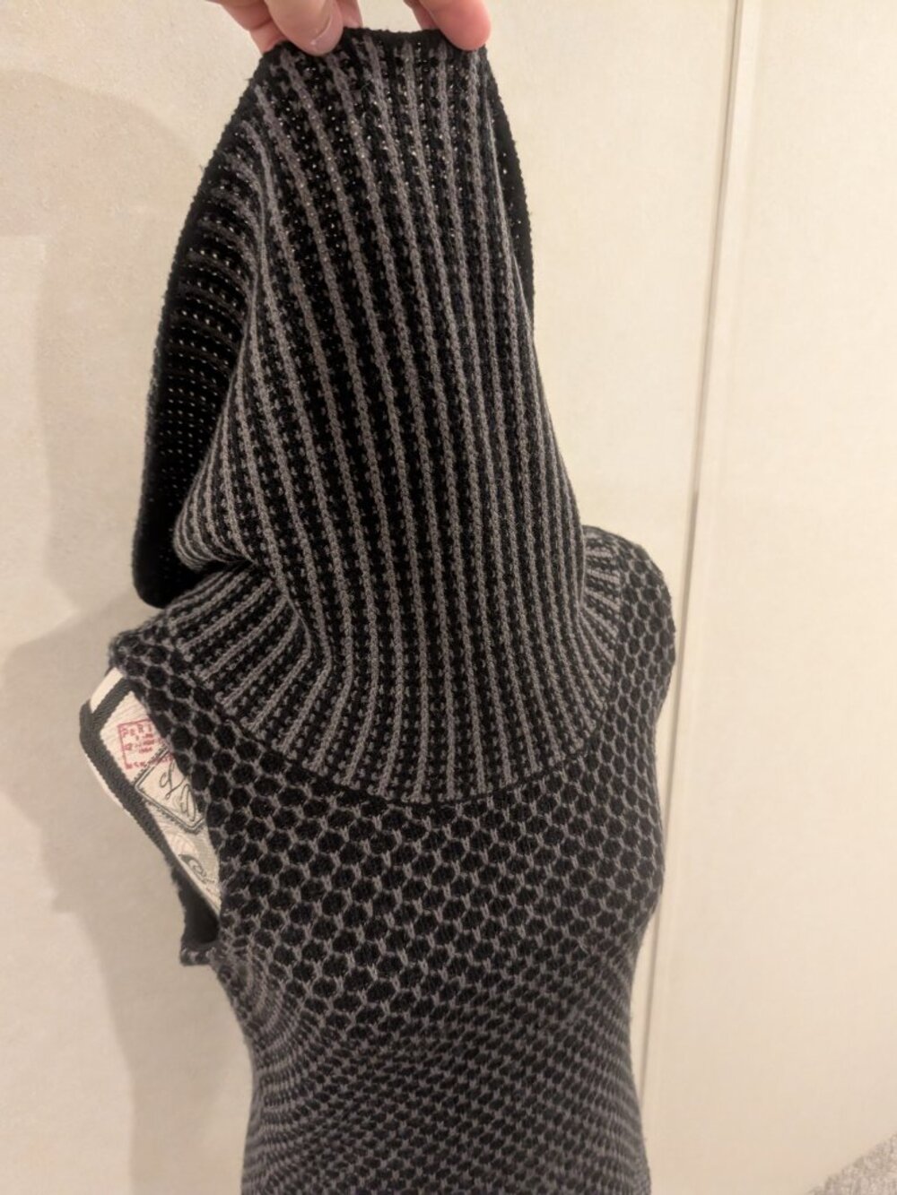 Nine West Black & Gray Honeycomb Knit Sleeveless Hooded Sweater Size Medium - Picture 4 of 8